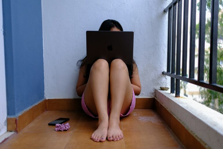 The Quiet Girl Guide to Starting a Side Hustle in 2026